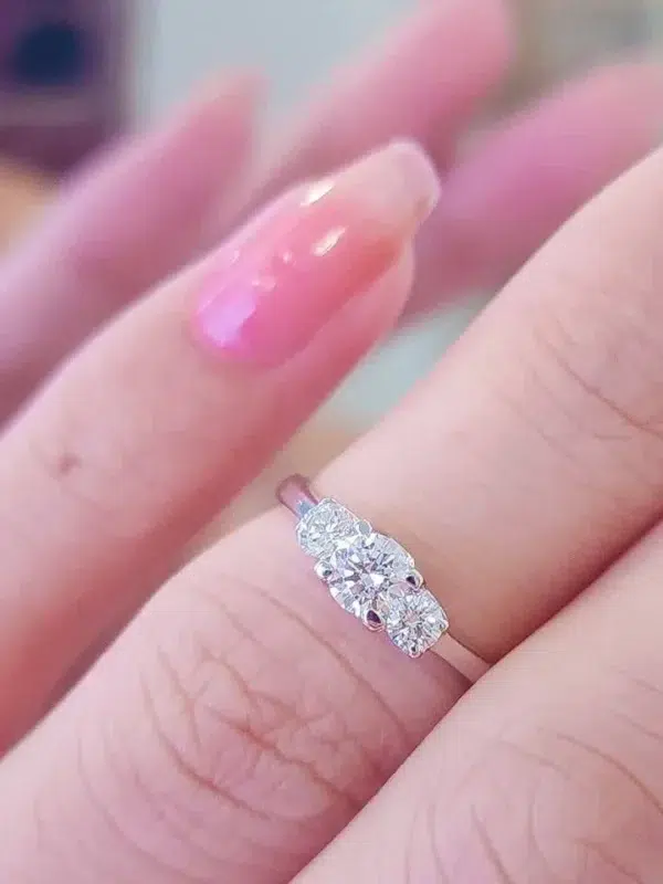 แหวนพลอยล้อมเพชร​